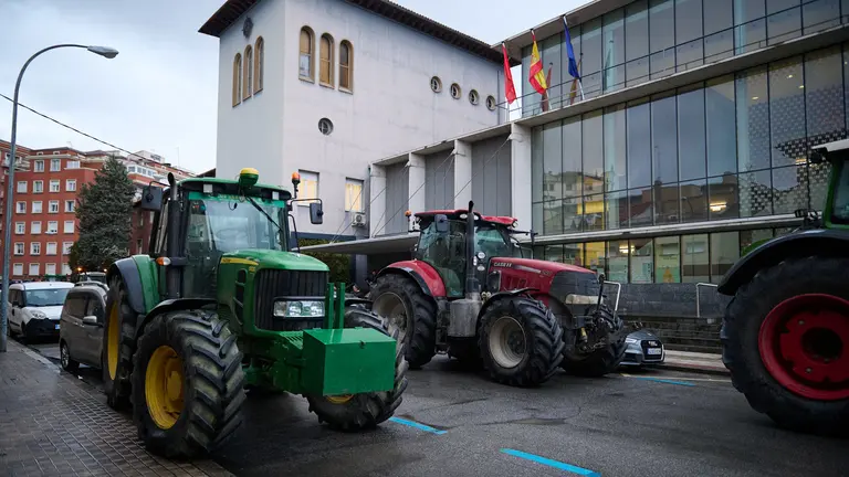 Tractores aparcan en la puerta de la Consejería de Medio Ambiente durante el cuarto día de protestas. PABLO LASAOSA