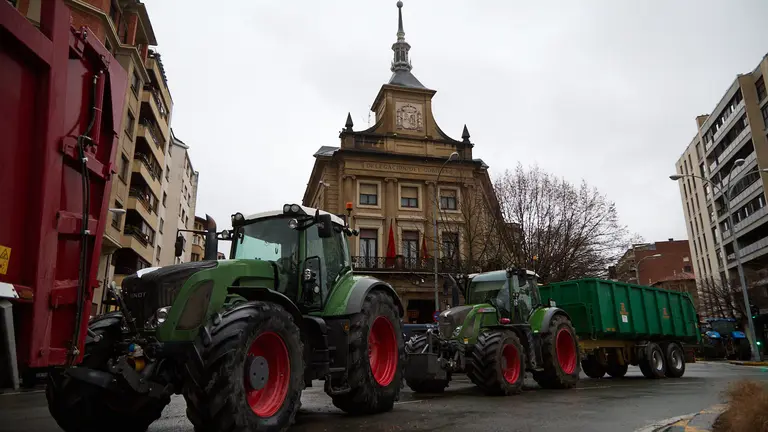 Pamplona amanece en la cuarta jornada de protestas del sector agrario con el centro de la ciudad cerrado al tráfico particular y con decenas de tractores ocupando las principales calles y plazas. IÑIGO ALZUGARAY