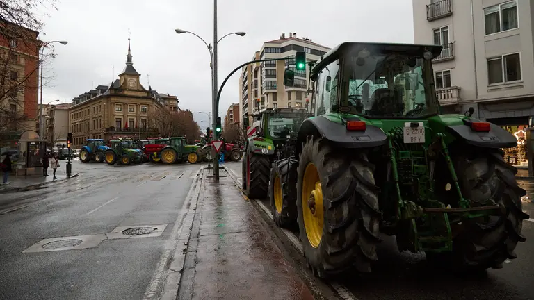 Pamplona amanece en la cuarta jornada de protestas del sector agrario con el centro de la ciudad cerrado al tráfico particular y con decenas de tractores ocupando las principales calles y plazas. IÑIGO ALZUGARAY