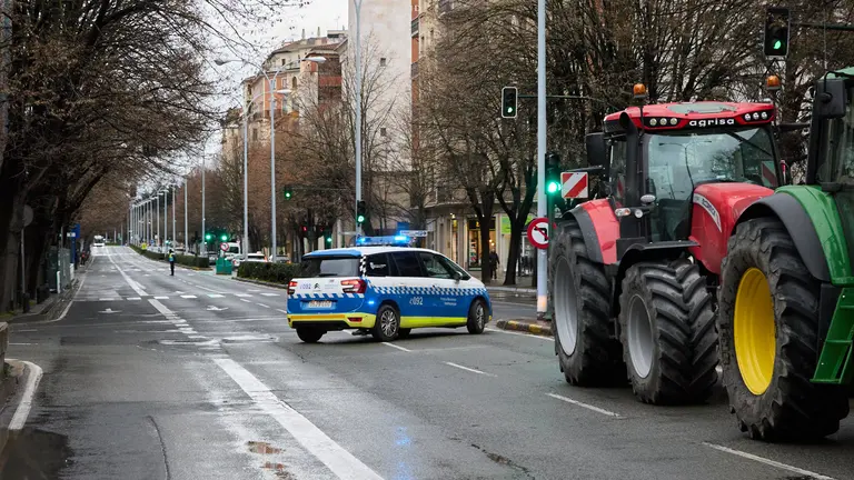 Pamplona amanece en la cuarta jornada de protestas del sector agrario con el centro de la ciudad cerrado al tráfico particular y con decenas de tractores ocupando las principales calles y plazas. IÑIGO ALZUGARAY