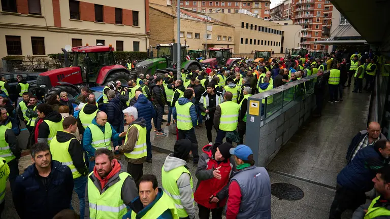 Tractores aparcan en la puerta de la Consejería de Medio Ambiente durante el cuarto día de protestas. PABLO LASAOSA