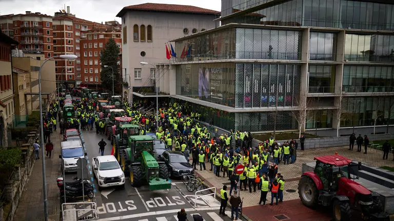 Tractores aparcan en la puerta de la Consejería de Medio Ambiente durante el cuarto día de protestas. PABLO LASAOSA