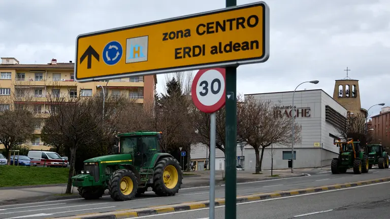Salida de los tractores de Pamplona sin entorpecer el tráfico tras cuatro jornadas de protestas del sector agrario en la capital foral y después de llegar a un principio de acuerdo con el Gobierno de Navarra de parte de sus reivindicaciones y con el compromiso del Ejecutivo de seguir negociando la próxima semana con los agricultores. IÑIGO ALZUGARAY