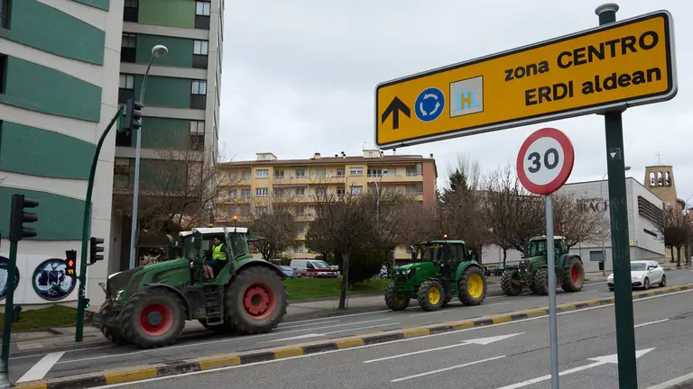 Salida de los tractores de Pamplona sin entorpecer el tráfico tras cuatro jornadas de protestas del sector agrario en la capital foral y después de llegar a un principio de acuerdo con el Gobierno de Navarra de parte de sus reivindicaciones y con el compromiso del Ejecutivo de seguir negociando la próxima semana con los agricultores. IÑIGO ALZUGARAY