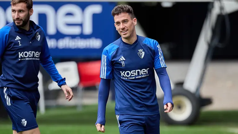 El delantero Kike Barja en un entrenamiento con su equipo en El Sadar. CA Osasuna..