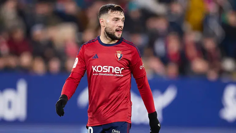 El jugador de Osasuna José Arnaiz ante la UD Almería en Pamplona. Ricardo Larreina / AFP7 / Europa Press.