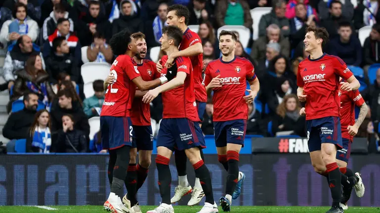 Los jugadores del Osasuna celebran el gol marcado por su compañero, Ante Budimir ante La Real Sociedad durante el partido entre Real Sociedad y Osasuna en el Reale Arena de San Sebastián. EFE/ Javier Etxezarreta
