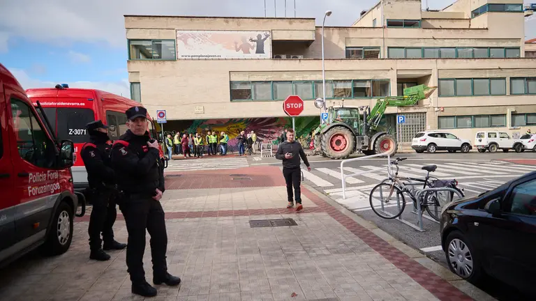 Cortes de calles en Pamplona cerca de la reunión con los agricultores. PABLO LASAOSA