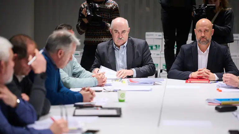 El consejero de Economía y Hacienda, José Luis Arasti, y el de Desarrollo Rural y Medio Ambiente, José Mª Aierdi, se reúnen con representantes del sector agrario. PABLO LASAOSA