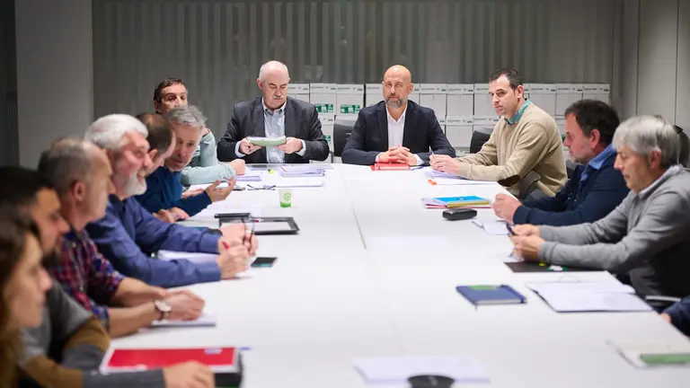 El consejero de Economía y Hacienda, José Luis Arasti, y el de Desarrollo Rural y Medio Ambiente, José Mª Aierdi, se reúnen con representantes del sector agrario. PABLO LASAOSA
