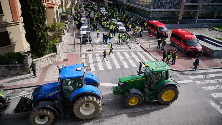 Cientos de agricultores se concentran a las puertas de la consejería de Desarrollo Rural durante la reunión mantenida entre representantes agrarios y miembros del Gobierno de Navarra. PABLO LASAOSA