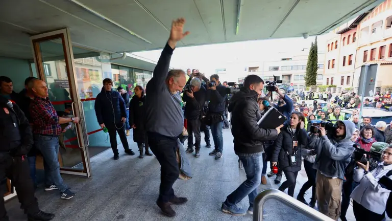 Salida de los agricultores tras la reunión con el Gobierno de Navarra. ÍÑIGO ALZUGARAY
