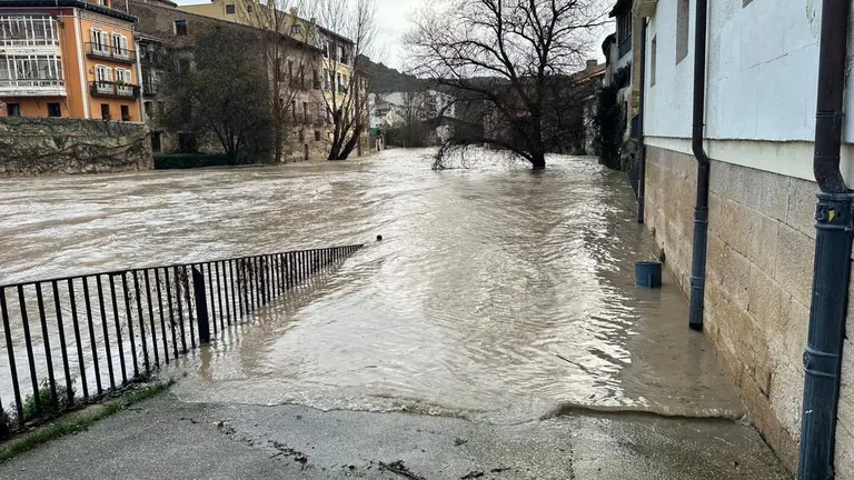 El Río Ega se desborda en el Puente Azucarero en la localidad de Estella. CEDIDA