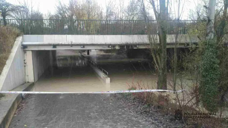 Pasarela peatonal sobre el río Sadar inundada en Pamplona. POLICÍA MUNICIPAL DE PAMPLONA