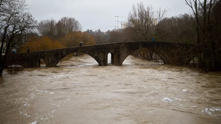La crecida río Arga a su paso por Pamplona ha afectado a los parques y paseos próximos al río y ha obligado a la Policía Municipal a cortar el tráfico rodado y peatonal en varios puntos de la ciudad . IÑIGO ALZUGARAY