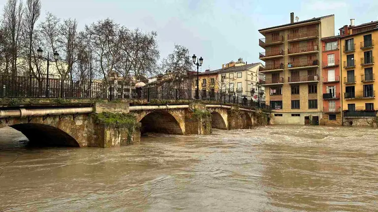 El río Ega a su paso por Estella, donde se ha activado la prealerta por posibles desbordamientos. NAVARRA.COM