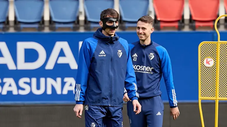 Ante Budimir con una máscara en la cabeza junto a Raúl García en El Sadar. CA Osasuna.
