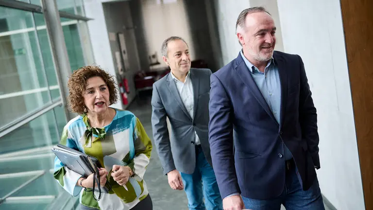 Yolanda ibáñez, Juan Luis Sánchez de Muniáin y Javier Esparza llegan a la Mesa y Junta de Portavoces. PABLO LASAOSA