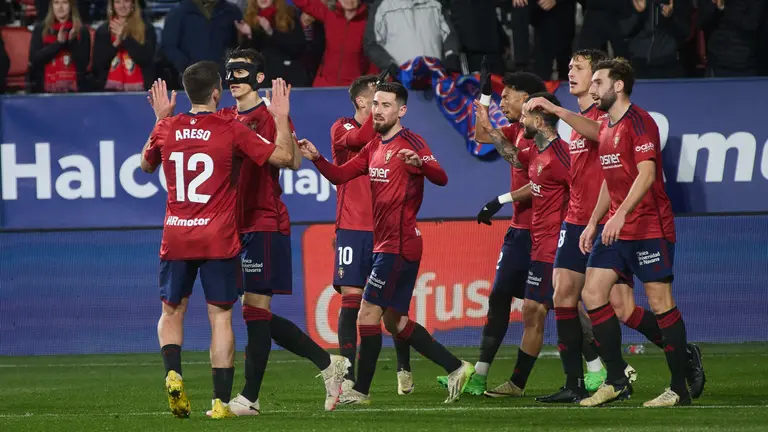 Los jugadores de Osasuna celebran el gol de Ante Budimir (1-0) durante el partido de La Liga EA Sports entre CA Osasuna y Deportivo Alavés disputado en el estadio de El Sadar en Pamplona. IÑIGO ALZUGARAY