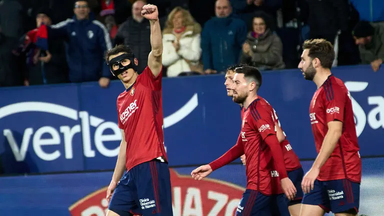 Los jugadores de Osasuna celebran el gol de Ante Budimir (1-0) durante el partido de La Liga EA Sports entre CA Osasuna y Deportivo Alavés disputado en el estadio de El Sadar en Pamplona. IÑIGO ALZUGARAY