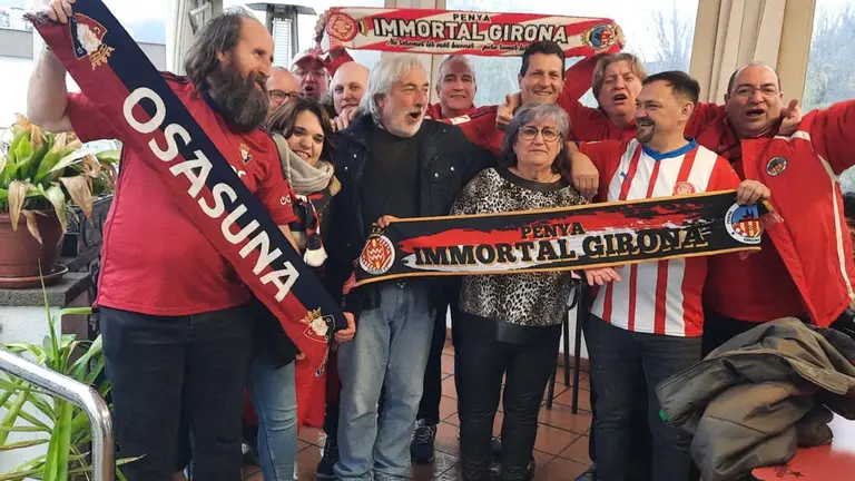 Los aficionados de Osasuna hacen buenas migas con los del Girona. @BetiGorri