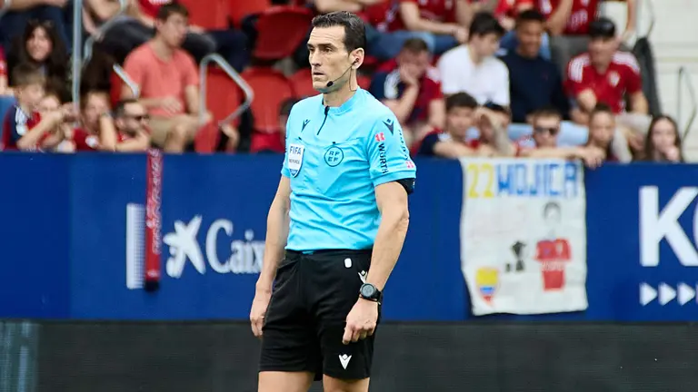 Juan Martínez Munuera durante el partido entre CA Osasuna y Real Madrid CF disputado en el estadio de El Sadar en Pamplona. IÑIGO ALZUGARAY