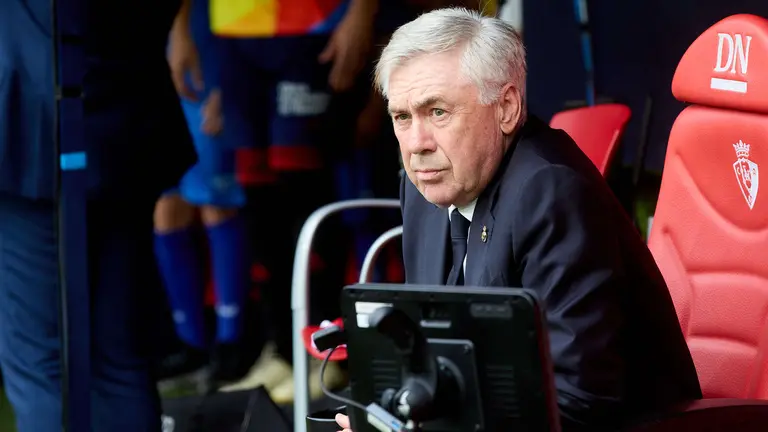 Carlo Ancelotti en el banquillo de su equipo en El Sadar de Pamplona. IÑIGO ALZUGARAY