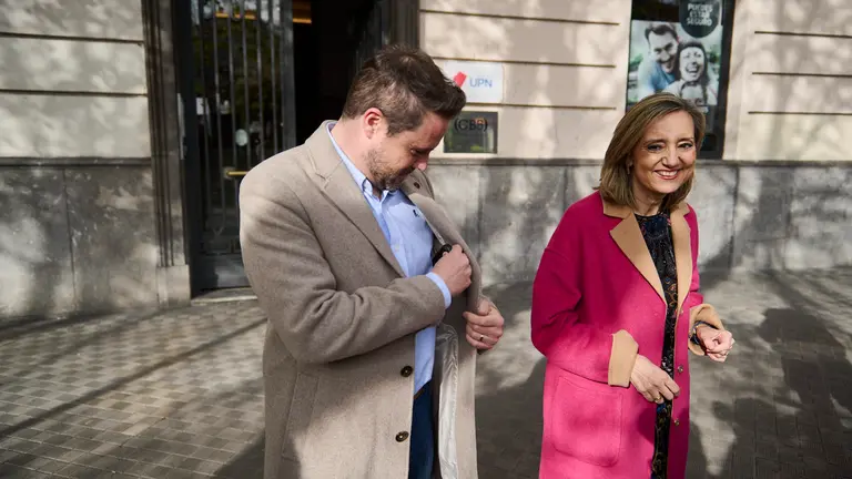 La portavoz de UPN en el Ayuntamiento de Pamplona, Cristina Ibarrola, y el alcalde de Tudela, Alejandro Toquero, realizan declaraciones a los medios de comunicación sobre el próximo Congreso del partido. PABLO LASAOSA