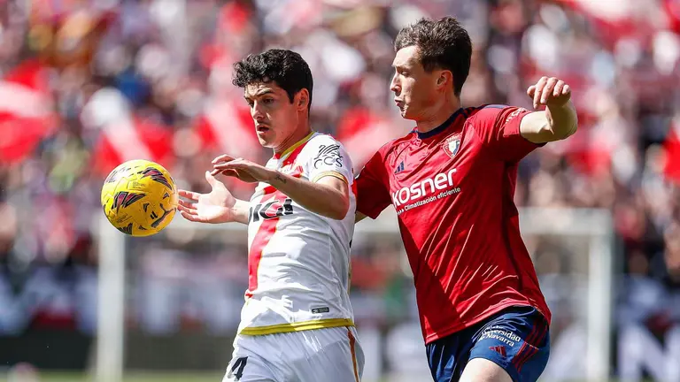 Sergio Camello y Jorge Herrando en acción durante el último Rayo Vallecano - Osasuna. Europa Press.
