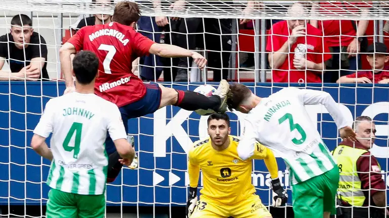 Jugada por la que Jon Moncayola fue expulsado ante el Betis en el estadio de El Sadar. EFE/Jesús Diges
