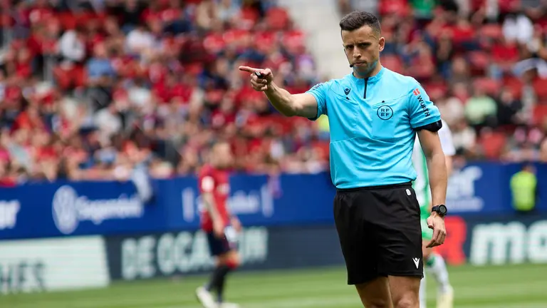 Víctor García Verdura durante el partido entre CA Osasuna y Real Betis disputado en el estadio de El Sadar en Pamplona. IÑIGO ALZUGARAY