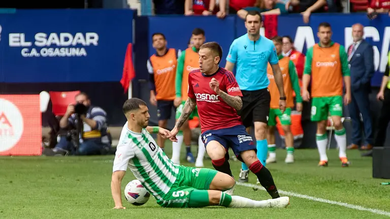 Guido Rodríguez y Pablo Ibañez durante el partido de La Liga EA Sports entre CA Osasuna y Real Betis disputado en el estadio de El Sadar en Pamplona. IÑIGO ALZUGARAY