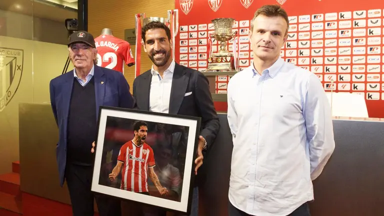 El navarro y exosasunista Raúl García junto a Iribar y al presidente Jon Uriarte. Athletic Club.