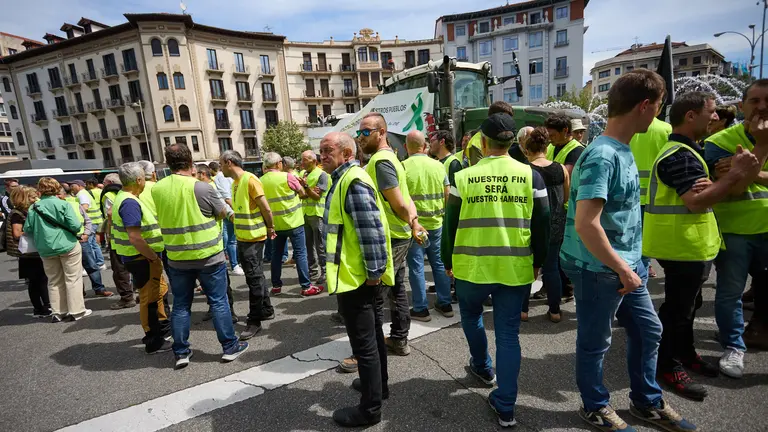 El movimiento 6F de agricultores y ganaderos de Navarra protesta por las condiciones del sector agrícola y ganadero con sus tractores por el centro de la ciudad IÑIGO ALZUGARAY