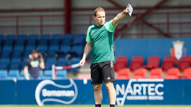 El entrenador Jagoba Arrasate en un entrenamiento con su equipo en Tajonar. CA Osasuna.