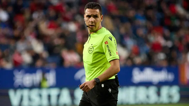 Francisco José Hernández Maeso durante el partido de La Liga EA Sports entre CA Osasuna y RCD Mallorca disputado en el estadio de El Sadar en Pamplona. IÑIGO ALZUGARAY