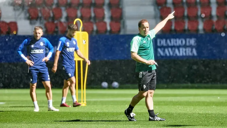 El entrenador Jagoba Arrasate en un entrenamiento en el estadio de El Sadar. CA Osasuna.