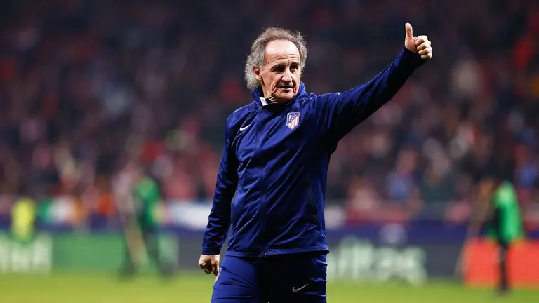 Oscar 'El Profe' Ortega saluda a los aficionados en el estadio Metropolitano. Oscar J. Barroso / AFP7 / Europa Press.