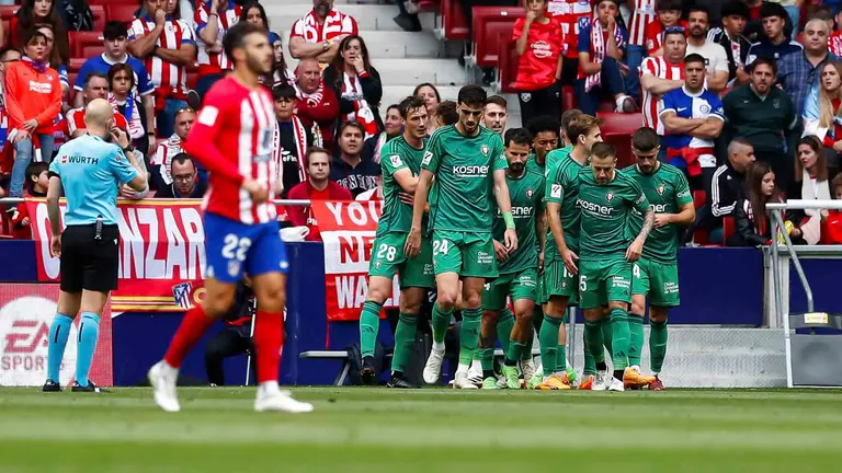 Los jugadores rojillos celebran uno de los goles de Osasuna contra el Atlético de Madrid en el Metropolitano. Irina R. Hipolito / AFP7 / Europa Press