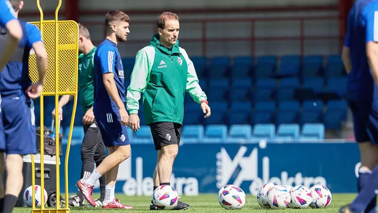 El entrenador Jagoba Arrasate en un entrenamiento con su equipo en Tajonar. CA Osasuna.