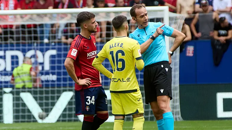 Iker Muñoz, Álex Baena y Mario Melero López durante el partido de La Liga EA Sports entre CA Osasuna y Villarreal CF disputado en el estadio de El Sadar en Pamplona. IÑIGO ALZUGARAY