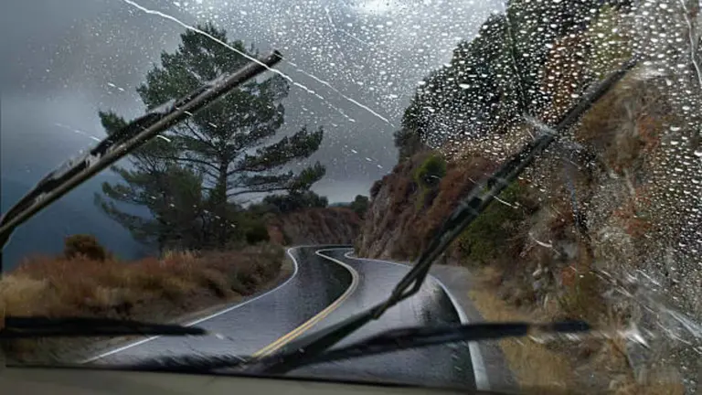 Un coche en marcha bajo la lluvia. PIXABAI