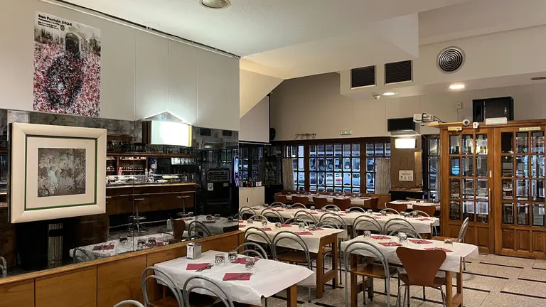Un bar de Pamplona con las mesas preparadas para los almuerzos. PABLO LASAOSA