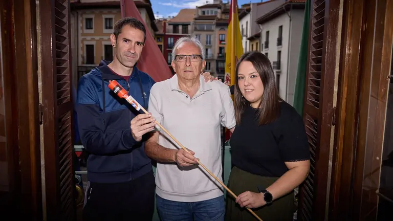 Los tres representantes del grupo de danzas Duguna que lanzarán el Chupinazo: el director de Duguna, Aritz Ibáñez Lusarreta; el presidente de la sociedad, Ángel Arana Seguín; y la dantzari Itxaso Martínez de la Pera Barrachina. AYUNTAMIENTO DE PAMPLONA