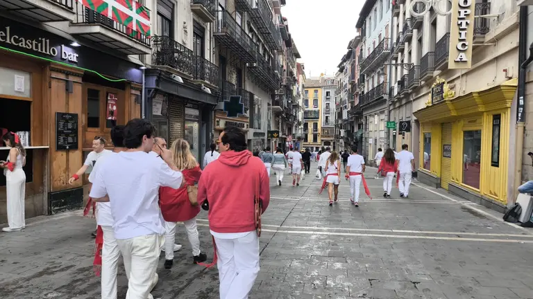 Las calles de Pamplona empiezan a teñirse de blanco y rojo horas antes del Chupinazo. LUCÍA VALERO
