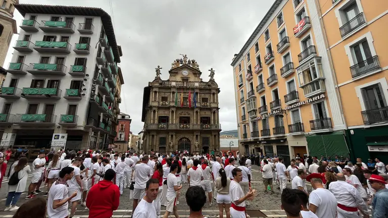 Imagen de la plaza del Ayuntamiento de Pamplona a las 9:20 horas del 6 de julio de 2024. PABLO LASAOSA