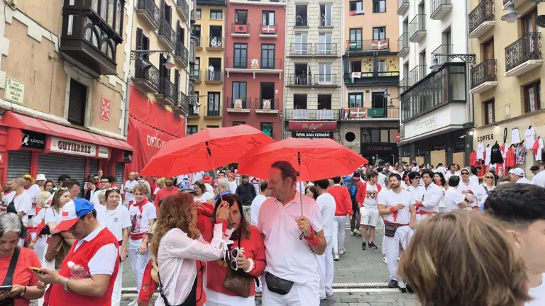 Se abren los primeros paraguas en la plaza del Ayuntamiento de Pamplona. LUCÍA VALERO