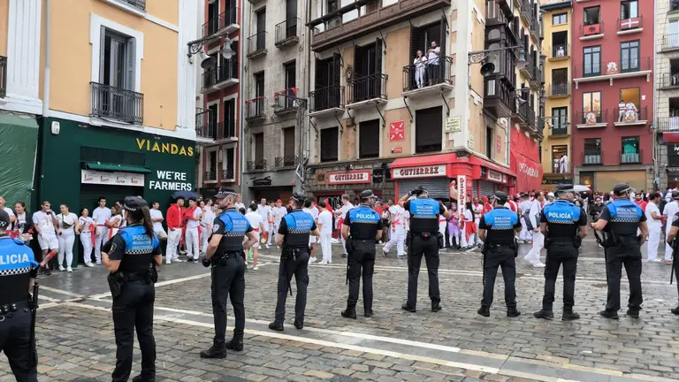 La Policía Municipal de Pamplona desaloja la plaza del Ayuntamiento horas antes del Chupinazo. LUCÍA VALERO