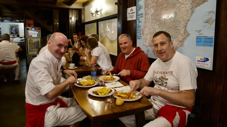 Una cuadrilla almorzando en San Fermín. MAITE H. MATEO