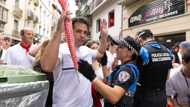 Cacheos de la Policía Municipal de Pamplona para entrar en la plaza del Ayuntamiento. MAITE H. MATEO